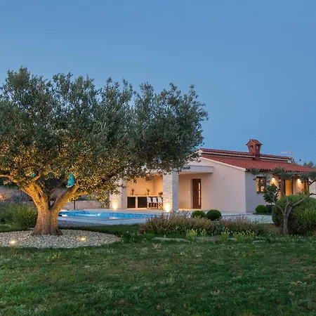 Silentio - Ruhe Und Privatsphaere In Mediterraner In Strandnaehe By Interhome Ferienhaus Marčana
